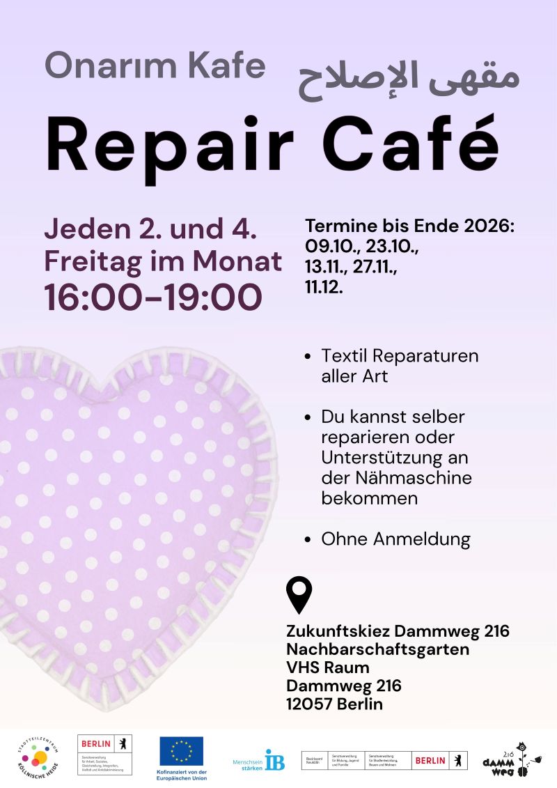 Plakat für ein „Repair Café“. Die Bezeichnung ist zusätzlich auf Türkisch („Onarım Kafe“) und Arabisch angegeben.

Das Angebot findet jeden zweiten und vierten Freitag im Monat von 16:00 bis 19:00 Uhr statt.

Im Repair Café können Textilien repariert werden. Besucherinnen und Besucher können Reparaturen selbst durchführen oder Unterstützung an einer Nähmaschine erhalten. Eine Anmeldung ist nicht erforderlich.

Veranstaltungsort ist der Zukunftskiez Dammweg 216, Nachbarschaftsgarten, VHS-Raum, Dammweg 216, 12057 Berlin.

Zur Gestaltung gehört die Illustration eines hellvioletten Stoffherzens mit Punkten und sichtbaren Nähten als Symbol für Reparatur und Wiederverwendung. Das Plakat ist überwiegend in Hellviolett, Schwarz und Dunkelviolett gestaltet. Am unteren Rand befinden sich die Logos des Stadtteilzentrums Köllnische Heide, des Landes Berlin, der Europäischen Union, des Internationalen Bundes (IB) sowie weiterer Projektpartner.